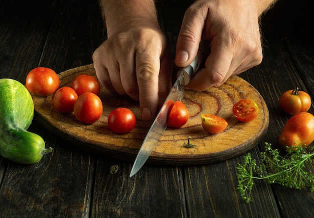 Manos preparando vegetales