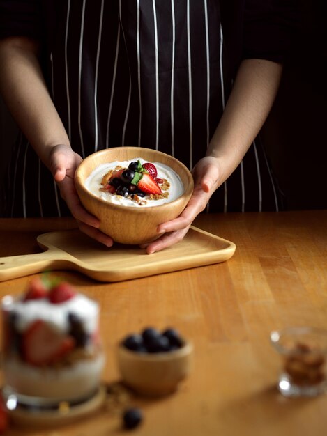 Manos sosteniendo cuenco