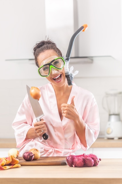 Persona cocinando sonriente